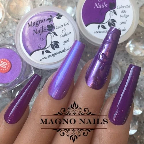 Lila Nägel mit Chrome und Schnörkel